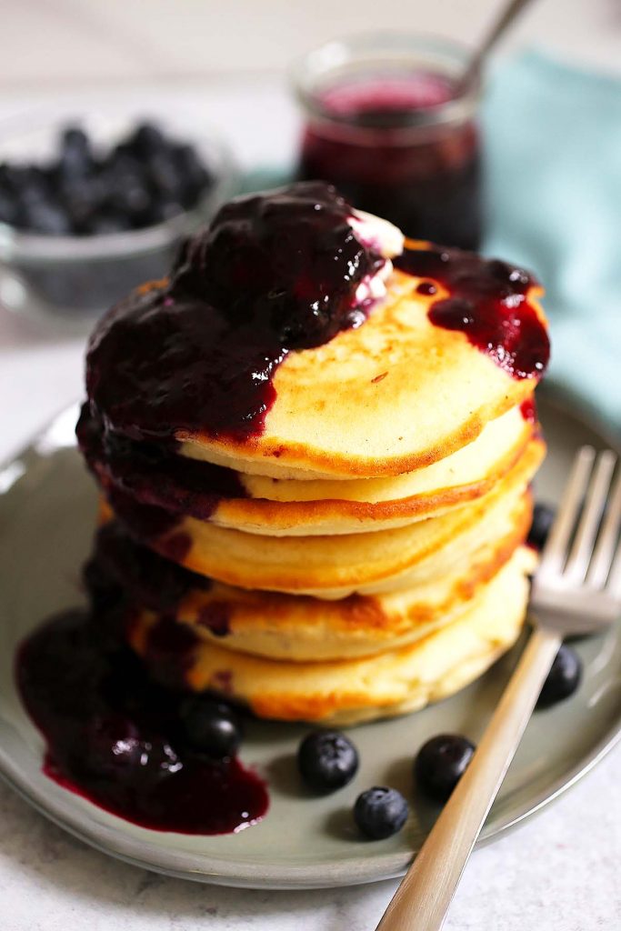 Pancakes with mascarpone and blueberry sauce