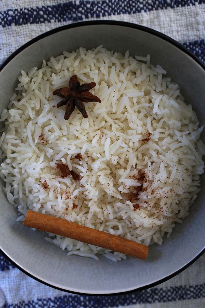 Steamed white rice with cinnamon.