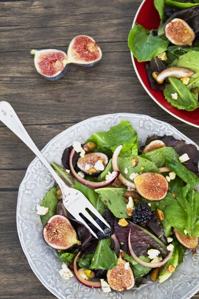Salad with figs, cheese and onions.